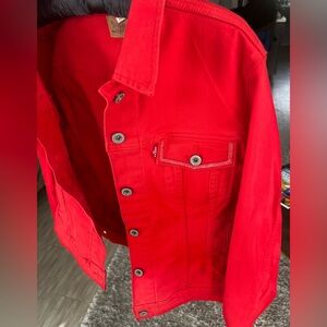 Women’s Levi denim jacket.